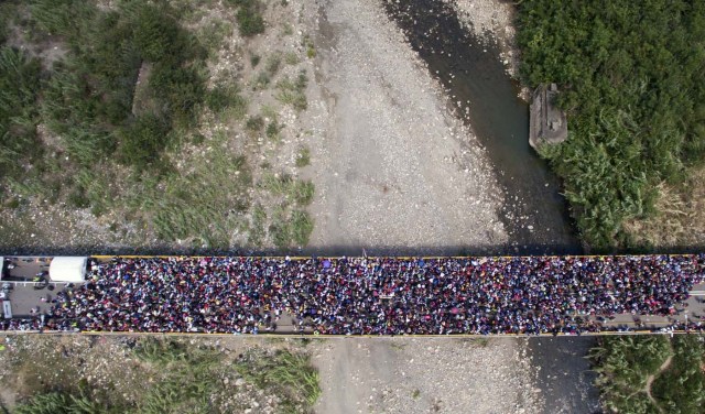 CUC204. CÚCUTA (COLOMBIA), 09/02/2018.- Fotografía cedida por el diario La Opinión, donde se observa una vista aérea del Puente Internacional Simón Bolívar mientras miles de ciudadanos venezolanos cruzan hacia Colombia hoy, viernes 9 de febrero de 2018, en Cúcuta (Colombia). Miles de venezolanos que intentan entrar a Colombia por el paso fronterizo de Cúcuta protagonizaron hoy momentos de tensión en el puente internacional Simón Bolívar donde comenzaron a regir nuevos controles de acceso. La multitud, que desde tempranas horas espera bajo un sol inclemente que las autoridades colombianas revisen sus documentos, intentó saltarse las vallas metálicas, lo que obligó a la intervención policial. EFE/Juan Pablo Cohen/La Opinión/SOLO USO EDITORIAL/NO VENTAS