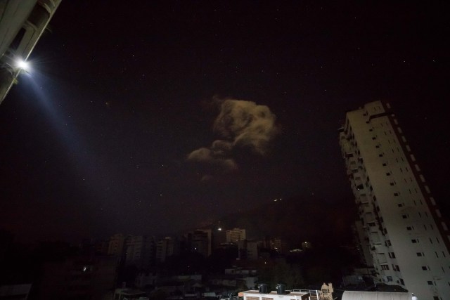 CAR004. CARACAS (VENEZUELA), 14/02/2018.- Vista nocturna del área metropolitana sin electricidad hoy, miércoles 14 febrero de 2018, en Caracas (Venezuela). EFE/Miguel Gutiérrez