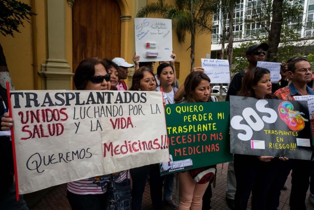 CAR102. CARACAS (VENEZUELA), 22/02/2018.- Un grupo de personas participan en una manifestación hoy, jueves 22 de febrero del 2018, en Caracas (Venezuela). Cerca de 30 venezolanos trasplantados protestaron debido a la escasez de medicamentos que compromete la salud de decenas de miles de pacientes, y exigieron al Instituto Venezolano de los Seguros Sociales (IVSS) atender esta situación. EFE/Miguel Gutiérrez