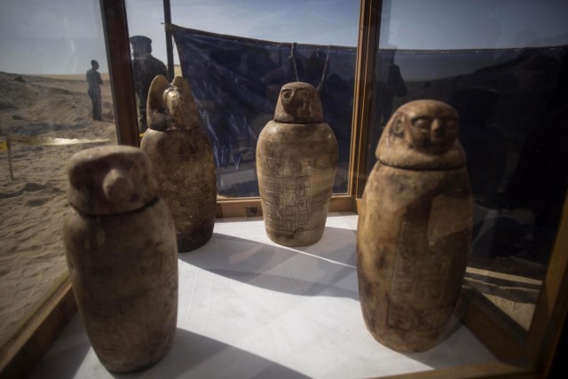  El cementerio incluye un "gran número" de huecos en los que se enterraba a los muertos sin ser señalizados para despistar a los saqueadores y se encuentra en el sitio de Al Garifa EFE/EPA/IBRAHIM YOUSSEF