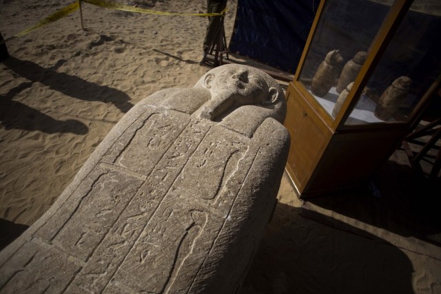  El cementerio incluye un "gran número" de huecos en los que se enterraba a los muertos sin ser señalizados para despistar a los saqueadores y se encuentra en el sitio de Al Garifa EFE/EPA/IBRAHIM YOUSSEF