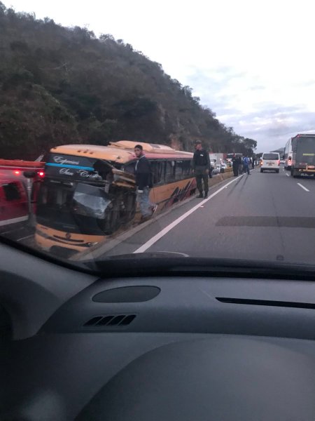 Varios heridos por volcamiento de autobús en la autopista Regional del Centro #9Feb (Foto: Protección Civil @PCivil_Ve)