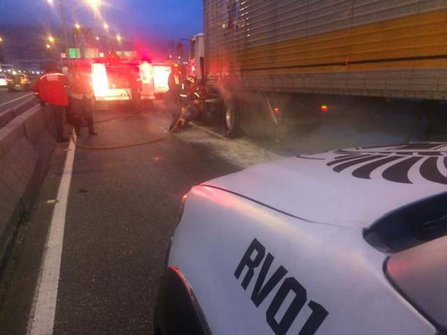 Bomberos sofocando las llamas de la gandola en Valle Coche. Caracas Venezuela. Foto cortesía Twitter