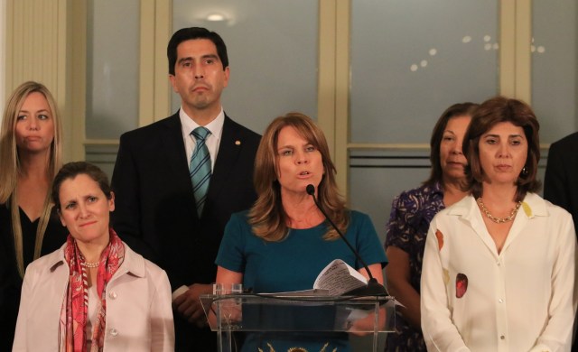 La canciller peruana Cayetana Aljowin, durante una rueda de prensa en Lima (Perú), luego de una reunión del Grupo de Lima, donde debatieron medidas a tomar tras la convocatoria de elecciones presidenciales anticipadas en Venezuela para el 22 de abril. La presencia del presidente venezolano, Nicolás Maduro, en la VIII Cumbre de las Américas, que se celebrará en Lima los próximos 13 y 14 de abril, "no será bienvenida" por el Gobierno de Perú, afirmó Aljovín. EFE/Sebastian Castañeda