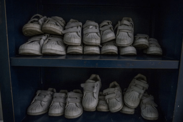 Un estante para zapatos de niños en la casa hogar Bambi (Alejandro Cegarra for The Washington Post)