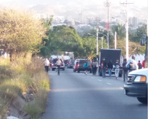 Habitantes del estado Lara cerraron el paso a la altura del Club Luso Larense como método de protesta por falta de agua este 21 de febrero (Foto extraída de las redes sociales)