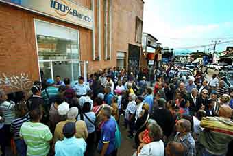 Debido a que no garantizaban el pago de pensión en 100x100 Banco, los abuelos decidieron trancar la vía. (Foto: Omar Hernández / La Nación Web)