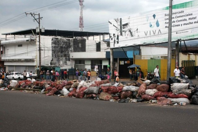 La basura amontonada en grandes cantidades en calles de la ciudad. 