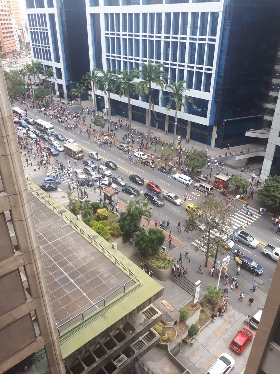 Sin luz, sin Metro, sin efectivo, sin transporte público y sin puntos de venta. Ciudadanos atrapados en Caracas