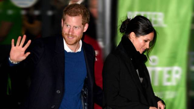 El príncipe Harry muestra su mano junto a Meghan Markle. (Gtres)