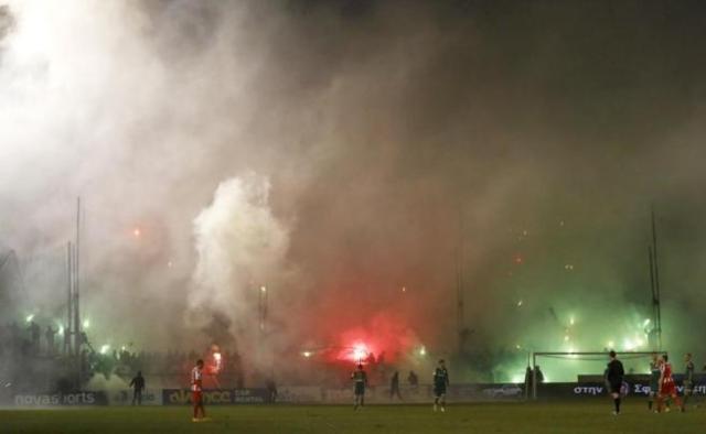 Aficionados del Panathinaikos lanzaron bengalas durante el derbi (Foto archivo / KOSTAS TSIRONIS - REUTERS)