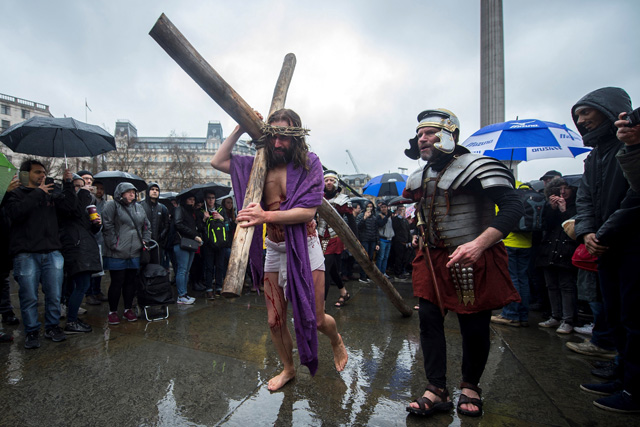 WO004. LONDRES (REINO UNIDO), 30/03/2018.- Recreación de la crucifixión de Cristo en Trafagar Square en Londres (Reino Unido) hoy, 30 de marzo de 2018. EFE/ Will Oliver