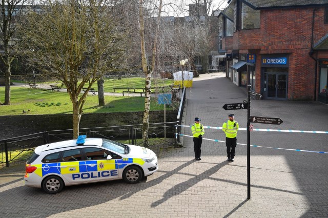 Policías frente a la cinta de la escena del crimen, una tienda de campaña cubre un banco del parque donde el ex oficial de la inteligencia rusa Sergei Skripal y su hija Yulia fueron encontrados inconscientes después de haber sido expuestos a una sustancia desconocida en Salisbury, Gran Bretaña, 7 de marzo de 2018 . REUTERS / Toby Melville