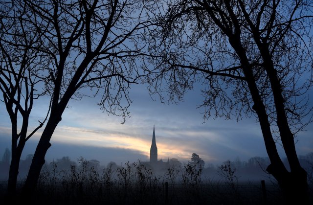 La catedral de Salisbury, en el centro de la ciudad en la que el ex oficial de inteligencia ruso Sergei Skripal y una mujer fueron encontrados inconscientes después de haber sido expuestos a una sustancia desconocida, se ve al amanecer en Salisbury, el 7 de marzo de 2018. REUTERS / Toby Melville