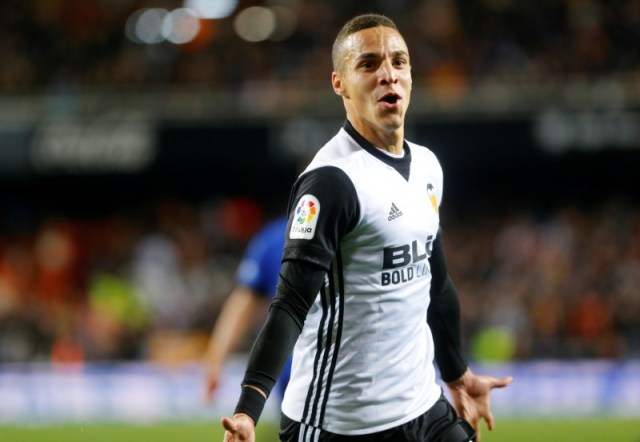 Imagen de archivo del delantero del Valencia Rodrigo celebrando un gol ante el Deportivo Alavés en partido de cuartos de final de la Copa del Rey celebrado en Mestalla, Valencia, España. 17 enero 2018. REUTERS/Heino Kalis