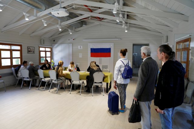 Los ciudadanos rusos hacen cola antes de emitir su voto para las elecciones presidenciales de Rusia en una mesa electoral en Jerusalén, el 18 de marzo de 2018. REUTERS / Ronen Zvulun