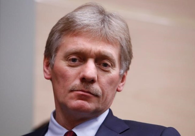 El portavoz del Kremlin, Dmitry Peskov, llega a la reunión con funcionarios de la corporación estatal de alta tecnología Rostec en la residencia estatal de Novo-Ogaryovo, en las afueras de Moscú, Rusia, el 7 de diciembre de 2017. REUTERS / Sergei Karpukhin