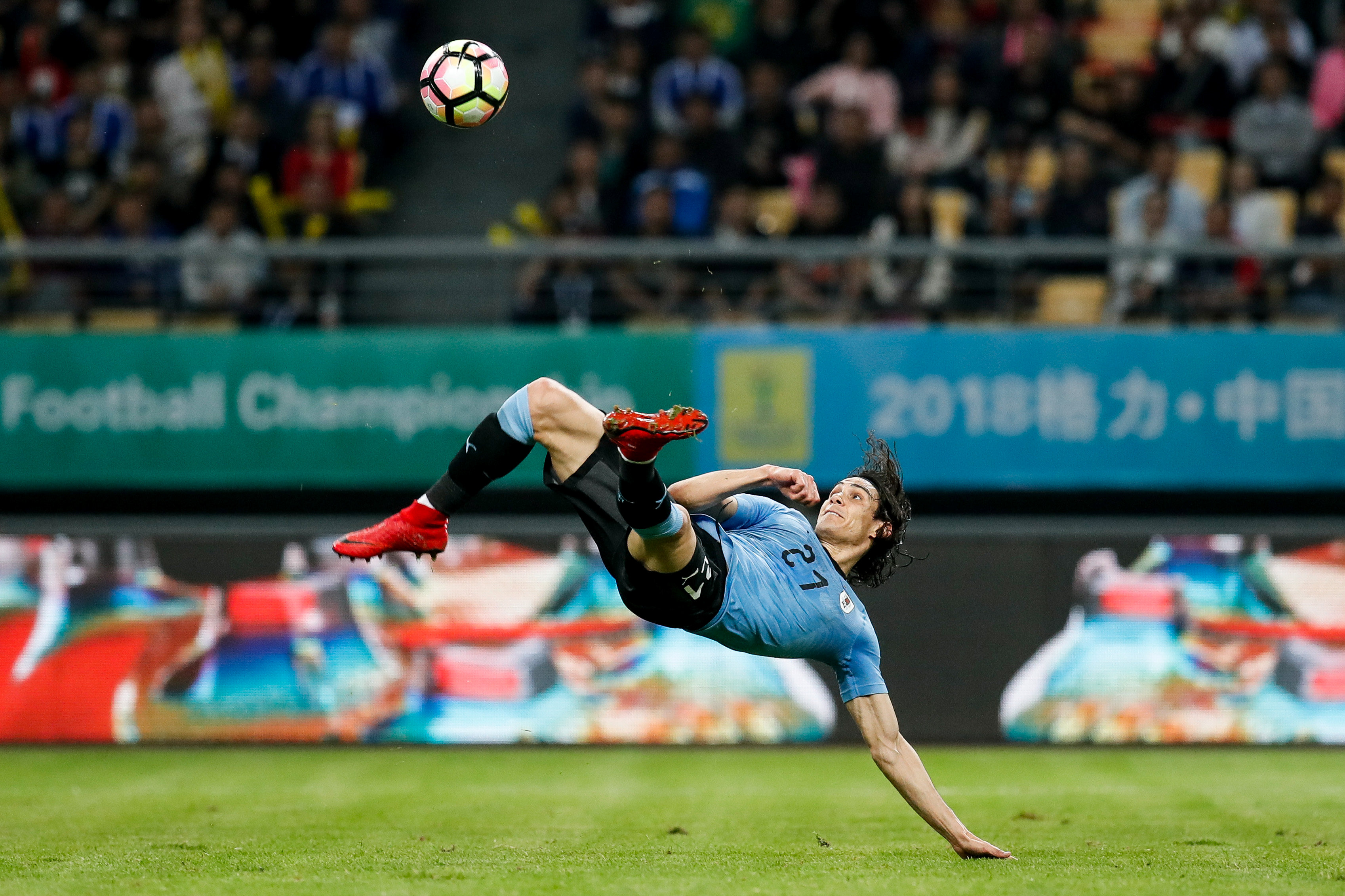 Un Cavani centenario le dio el triunfo a Uruguay sobre Gales