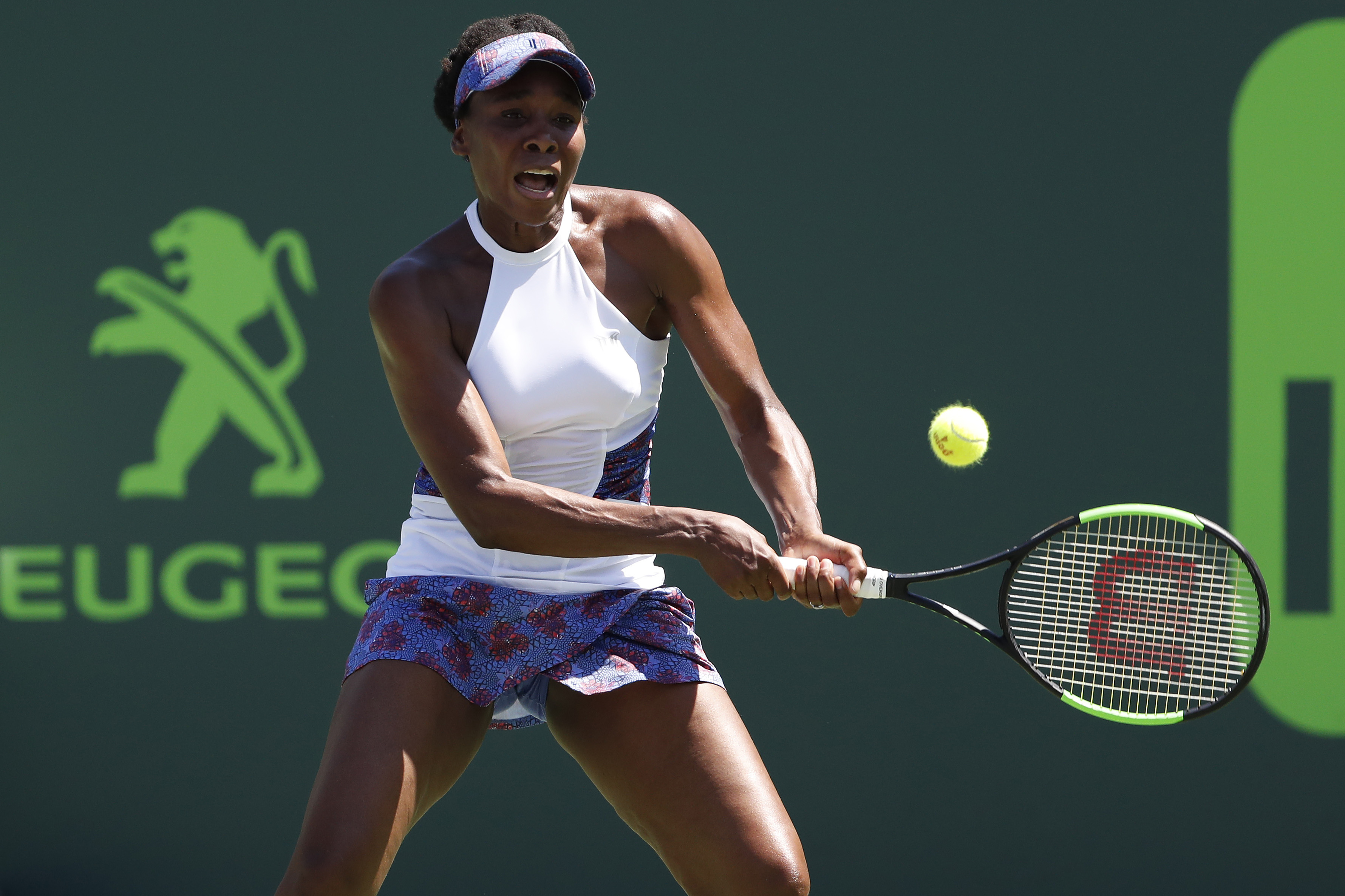 Venus Williams pisa fuerte y sigue en torneo de Miami al vencer a Bertens