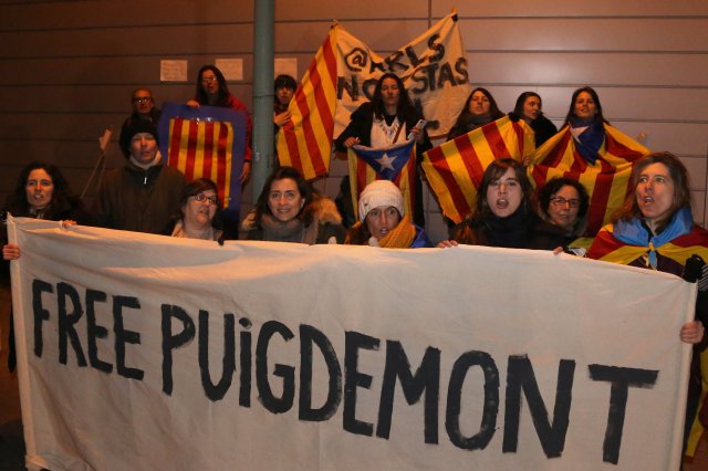 People protest in front of the prison in Neumuenster, Germany, late March 25, 2018, after former Catalan leader Carles Puigdemont was detained on Sunday in Germany. Picture taken March 25, 2018. REUTERS/Thomas Nyfeler