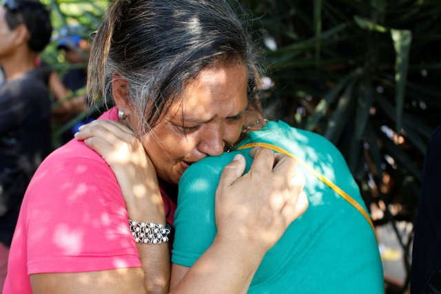 Familiares de los presos esperan información a las afueras de la Comandancia de PoliCarabobo. REUTERS/Carlos Garcia Rawlins