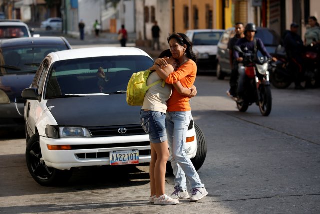 Familiares de los presos esperan información a las afueras de la Comandancia de PoliCarabobo. REUTERS/Carlos Garcia Rawlins