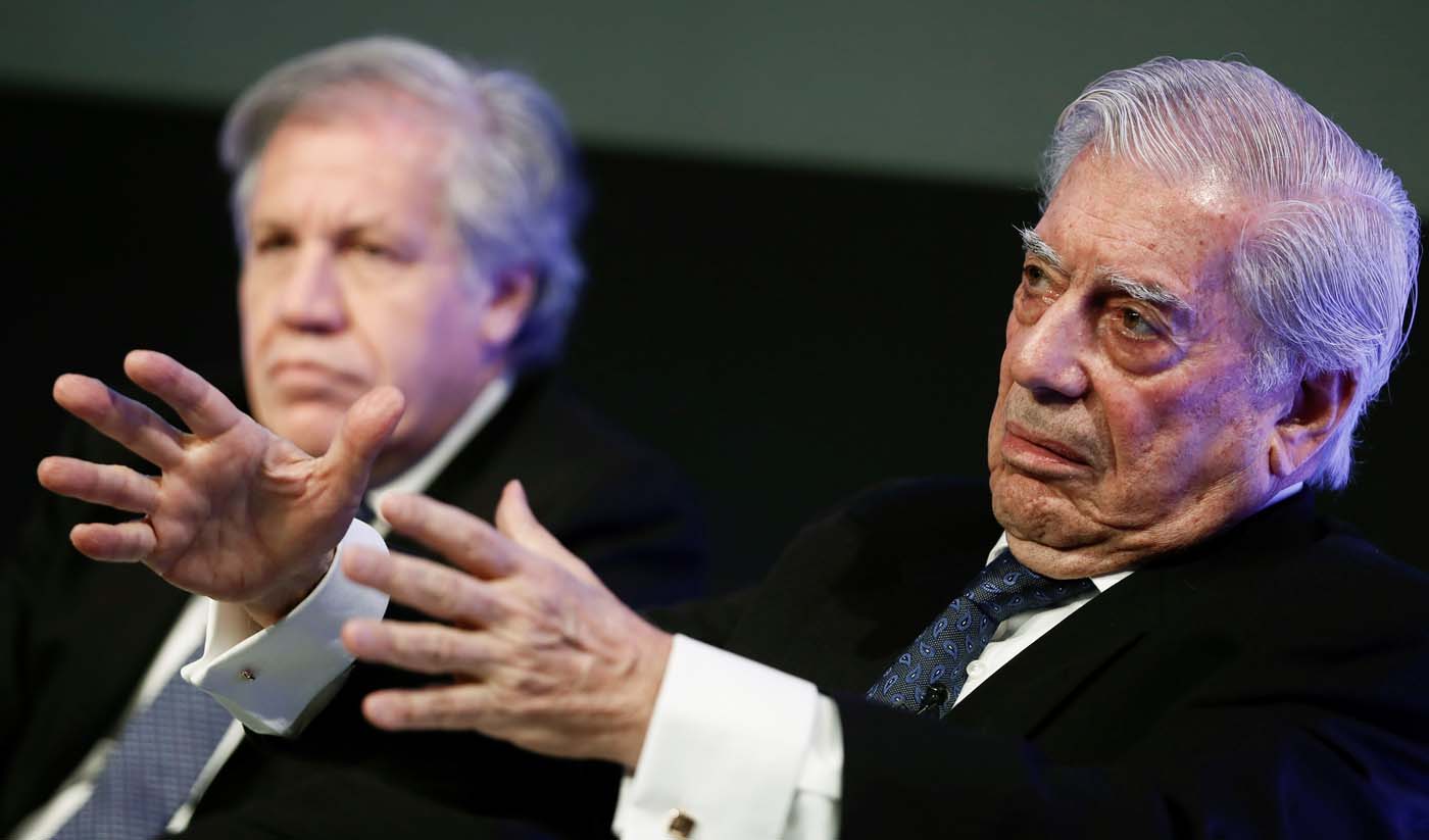 Vargas Llosa y Almagro exigen cancelar las presidenciales de Maduro