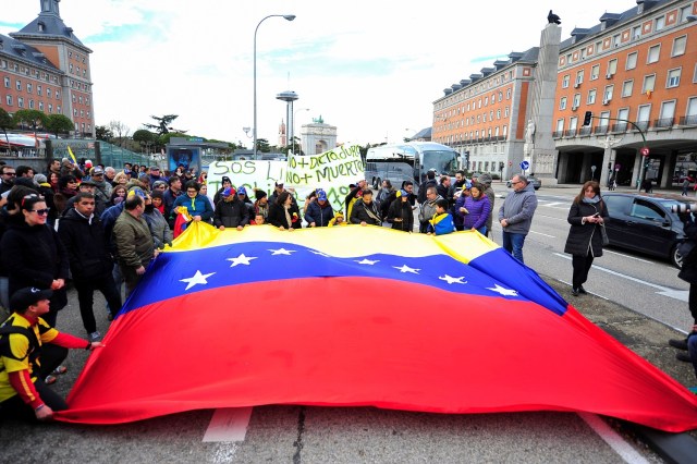 GRAF4820. MADRID, 17/03/2018.- Decenas de venezolanos se manifiestan esta tarde en Madrid en protesta por la situación de "crisis" que atraviesa el país y exigiendo la celebración de elecciones "libres". La manifestación, convocada por el Frente Amplio Venezuela Libre, ha recorrido la calle Princesa de Madrid desde Moncloa hasta Plaza España, donde el diputado opositor venezolano de Voluntad Popular Lester Toledo ha leído un manifiesto. EFE/Diego Pérez