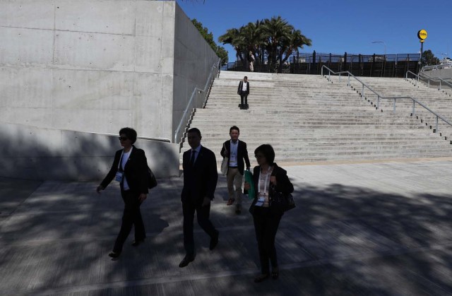 BAS10. BUENOS AIRES (ARGENTINA), 19/03/2018.- Delegados acceden al Centro de Exposiciones y Convenciones donde se desarrollan las reuniones del G20, hoy, lunes 19 de marzo de 2018, en Buenos Aires (Argentina). La reunión de ministros de Finanzas y presidentes de bancos centrales del G20 comenzó hoy en Buenos Aires con un encuentro privado en el que se espera que los líderes económicos aborden el futuro del trabajo y el sistema impositivo global, con los fantasmas del proteccionismo recién avivados. EFE/David Fernández