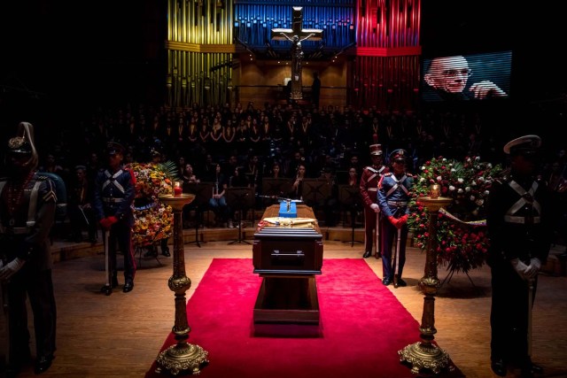 CAR008. CARACAS (VENEZUELA), 25/03/2018.- Un grupo de personas toman parte en actos conmemorativos durante el velorio de Jose Antonio Abreu hoy, domingo 25 de marzo del 2018, en Caracas (Venezuela). El músico y economista José Antonio Abreu, premio Príncipe de Asturias de las Artes por el reconocido programa de música El Sistema Nacional de Orquestas de Venezuela, murió ayer a los 79 años. El presidente de Venezuela, Nicolás Maduro, decretó tres días de duelo nacional por su muerte. EFE/Miguel Gutiérrez