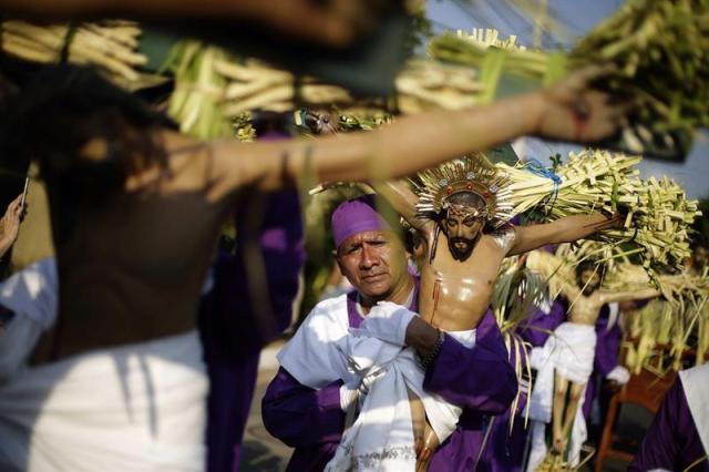 Fieles participan la procesión de los Cristos de Izalco, al oeste de El Salvador. Varios cientos de personas acudieron a dar gracias por un año más de vida y a participar en la única peregrinación cristiana protagonizada por la comunidad indígena siguiendo las costumbres ancestrales. EFE/Rodrigo Sura