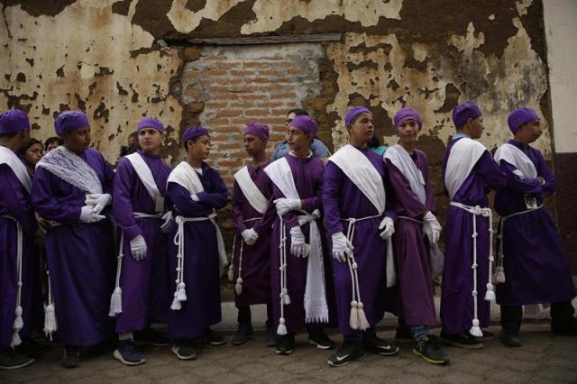 Fieles participan la procesión de los Cristos de Izalco, al oeste de El Salvador. Varios cientos de personas acudieron a dar gracias por un año más de vida y a participar en la única peregrinación cristiana protagonizada por la comunidad indígena siguiendo las costumbres ancestrales. EFE/Rodrigo Sura