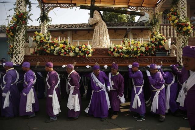 Fieles participan la procesión de los Cristos de Izalco, al oeste de El Salvador. Varios cientos de personas acudieron a dar gracias por un año más de vida y a participar en la única peregrinación cristiana protagonizada por la comunidad indígena siguiendo las costumbres ancestrales. EFE/Rodrigo Sura