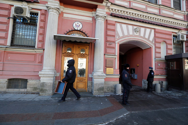 FET01. SAN PETERSBURGO (RUSIA), 30/03/2018.- Un agente de seguridad ruso lleva un cajón vacío ante el Consulado General de EE. UU. en San Petersburgo (Rusia) hoy, 30 de marzo de 2018. Rusia anunció ayer la expulsión de 60 diplomáticos estadounidenses como represalia por una decisión similar adoptada este lunes por Washington por el caso del envenenamiento del espía doble Serguéi Skripal y su hija en el Reino Unido. EFE/ Anatoly Maltsev