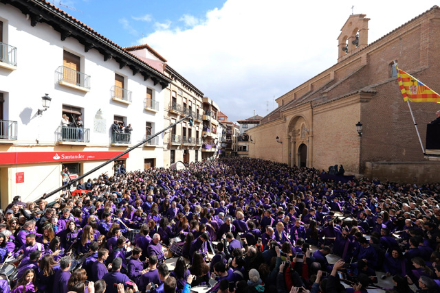 GRAF2947. SAMPER DE CALANDA (TERUEL) (ESPAÑA), 30/03/2018.-Tradicional acto de la Rompida de la hora en Calanda (Teruel), donde miles de tambores y bombos comienzan a tocar a la vez, un año más se ha cumplido la tradición en todas las poblaciones turolenses que conforman de la Ruta del Tambor y el Bombo, que cuenta desde 2014 con el reconocimiento de Fiesta de Interés Turístico Internacional. Del silencio se pasa al poderoso estruendo de tambores y bombos, primero acompasados al particular toque de cada población, después cada pequeño grupo tratando de imponer sobre el resto la potencia o calidad de su toque, que seguirán sonando sin descanso por todos y cada uno de los rincones de las calles. EFE/Antonio Garcia