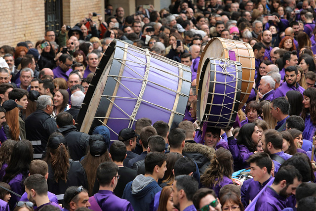 GRAF2945. SAMPER DE CALANDA (TERUEL) (ESPAÑA), 30/03/2018.-Tradicional acto de la Rompida de la hora en Calanda (Teruel), donde miles de tambores y bombos comienzan a tocar a la vez, un año más se ha cumplido la tradición en todas las poblaciones turolenses que conforman de la Ruta del Tambor y el Bombo, que cuenta desde 2014 con el reconocimiento de Fiesta de Interés Turístico Internacional. Del silencio se pasa al poderoso estruendo de tambores y bombos, primero acompasados al particular toque de cada población, después cada pequeño grupo tratando de imponer sobre el resto la potencia o calidad de su toque, que seguirán sonando sin descanso por todos y cada uno de los rincones de las calles. EFE/Antonio García