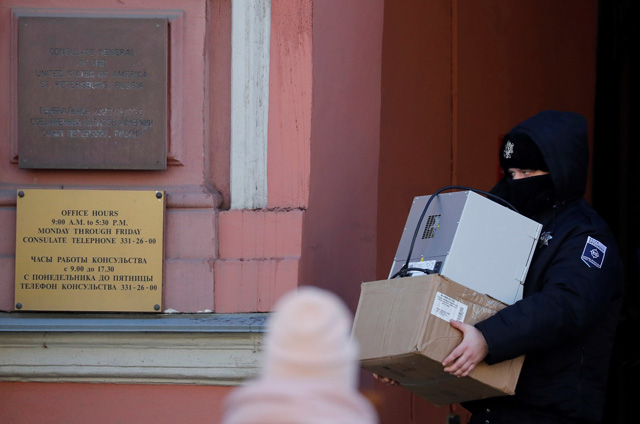 FET01. SAN PETERSBURGO (RUSIA), 30/03/2018.- Un agente de seguridad carga con varias cajas a su salida del Consulado General de EE. UU. en San Petersburgo (Rusia) hoy, 30 de marzo de 2018. Rusia anunció ayer la expulsión de 60 diplomáticos estadounidenses como represalia por una decisión similar adoptada este lunes por Washington por el caso del envenenamiento del espía doble Serguéi Skripal y su hija en el Reino Unido. EFE/ Anatoly Maltsev