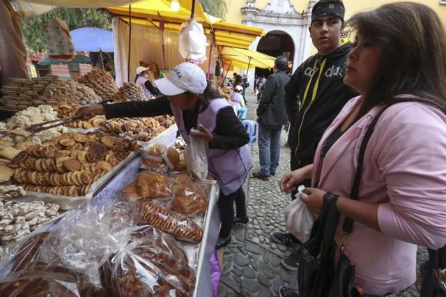 Fotografía de panes y pastelillos típicos de Semana Santa en la "Feria de la Dulce Empanada" este jueves, 29 de marzo de 2018, en La Paz (Bolivia). Las llagas de Cristo, la corona con que le crucificaron o los peces que milagrosamente multiplicó se comen en la Semana Santa boliviana, convertidos en una variedad de panes, pastelillos y bizcochos típicos de la Pascua. EFE/Martín Alipaz