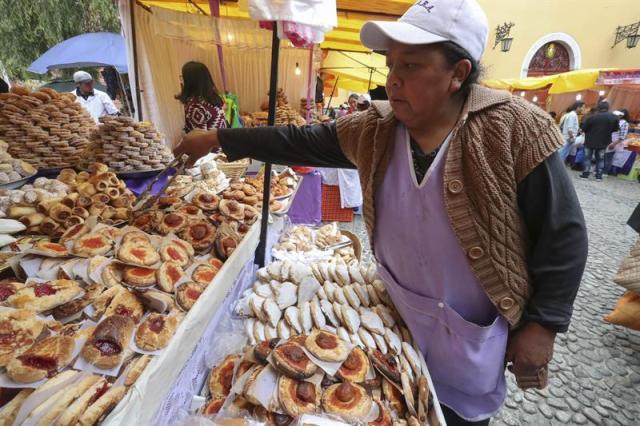 Fotografía de panes y pastelillos típicos de Semana Santa en la "Feria de la Dulce Empanada" este jueves, 29 de marzo de 2018, en La Paz (Bolivia). Las llagas de Cristo, la corona con que le crucificaron o los peces que milagrosamente multiplicó se comen en la Semana Santa boliviana, convertidos en una variedad de panes, pastelillos y bizcochos típicos de la Pascua. EFE/Martín Alipaz