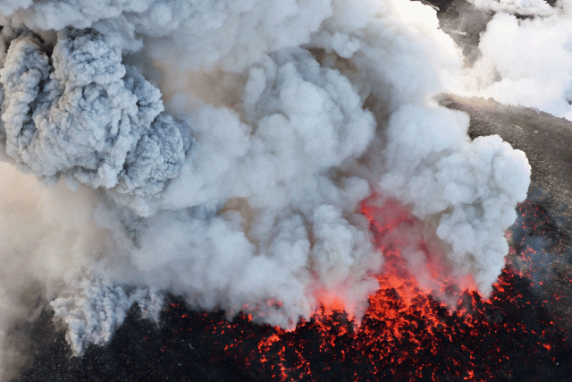 Una vista aérea muestra el pico de Shinmoedake en erupción entre las prefecturas de Miyazaki y Kagoshima. REUTERS/Kyodo