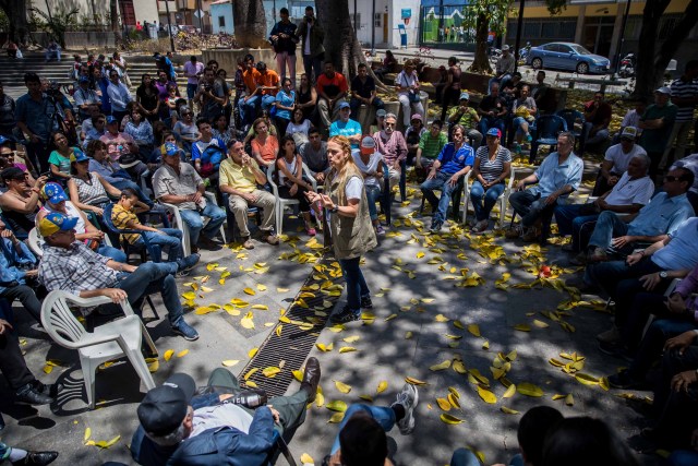 -FOTODELDÍA- CAR014. CARACAS (VENEZUELA), 17/03/2018.- Lilian Tintori (c), esposa del político venezolano en arresto domiciliario Leopoldo López, participa en una de las manifestaciones en contra de las elecciones presidenciales hoy, sábado 17 de marzo de 2018, en Caracas (Venezuela). El opositor Frente Amplio Venezuela Libre realiza hoy decenas de asambleas de calle en el país con el objetivo de organizarse para "luchar" contra las elecciones presidenciales y de consejos legislativos del 20 de mayo, que consideran fraudulentas, y para exigir comicios "libres". EFE/Miguel Gutiérrez