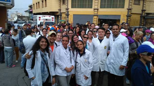 Foto: Médicos de Mérida se unen al viacrucis este Lunes Santo / Leonardo Leon