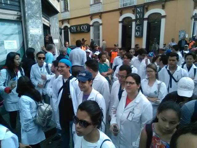 Foto: Médicos de Mérida se unen al viacrucis este Lunes Santo / Leonardo Leon