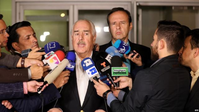 Los expresidentes de Colombia Andrés Pastrana (c) y de Bolivia Jorge Quiroga (c-d) hablan con la prensa a su llegada al aeropuerto El Dorado hoy, miércoles 7 de marzo de 2018, en Bogotá (Colombia). / Foto EFE