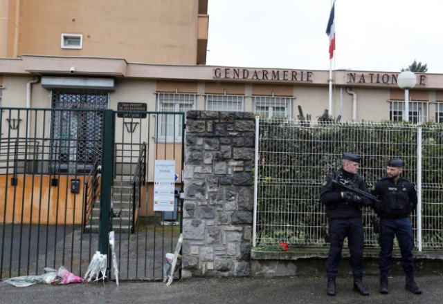 En la imagen se ven flores y mensajes como tributo a las víctimas en la Gendarmería de Carcassonne en Francia el 24 de marzo de 2018. REUTERS/Regis Duvignau