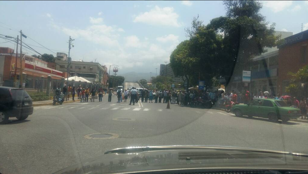 Pensionados protestan en Catia La Mar por falta de efectivo #21Mar (FOTOS)