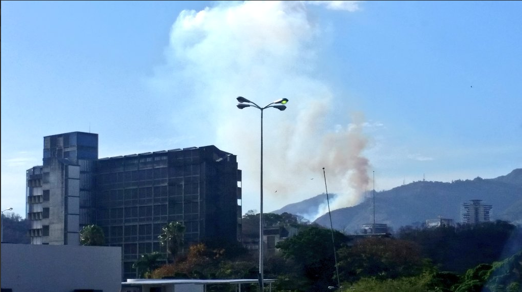 Incendio en El Ávila a la altura de La Pastora #22Mar (FOTOS)