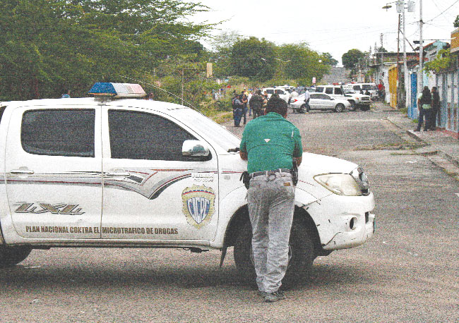 Dos abatidos al intentar llevarse bultos de cigarrillos en Bolívar