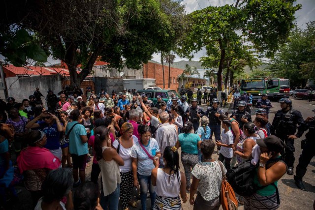 VALENCIA (VENEZUELA), 28/03/2018.- Un grupo de familiares de presos protesta ante miembros de la Policía hoy, miércoles 28 de marzo de 2018, en las inmediaciones del centro de reclusión de la Policía Estatal de Carabobo (centro) en Valencia (Venezuela). Un motín en el centro de reclusión de la Policía de Carabobo (centro) de Venezuela dejó hoy cinco reclusos muertos y dos policías heridos, según medios locales. EFE/Miguel Gutiérrez