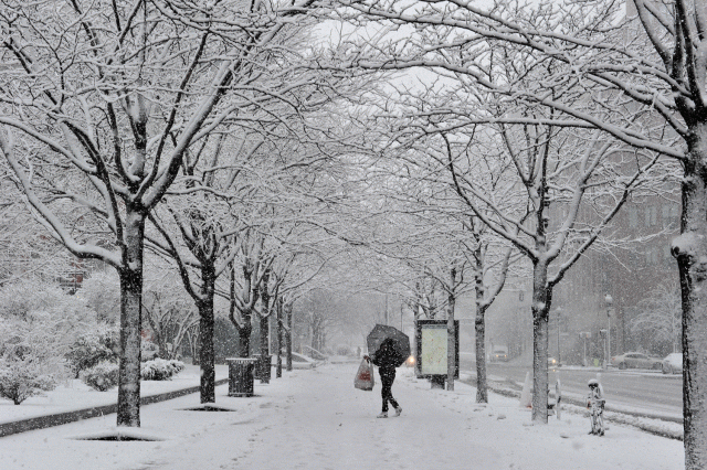 Una mujer hace su camino hacia la estación en Boston, Massachusetts.  Joseph PREZIOSO / AFP 